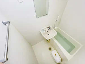 バストイレは別♪バスルームには風呂桶・風呂イス・風呂用洗剤・スポンジをご用意しておりますのでぜひご活用ください！