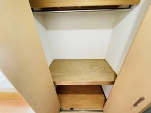 収納スペースも広く、長期滞在でも安心！！嬉しいポール付☆☆