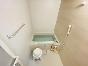 バストイレは別♪バスルームには風呂桶・風呂イス・風呂用洗剤・スポンジをご用意しておりますのでぜひご活用ください！