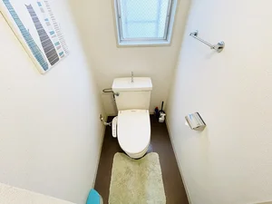 ウォシュレットつきのトイレです。老若男女皆様に安心してご利用いただけますね☆トイレにもトイレ用洗剤とトイレ用ブラシをご用意しておりますので長期ご利用の場合の気になる汚れなどもお掃除して頂けます＾＾