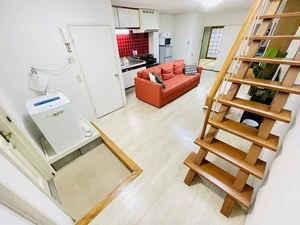 屋上に続く階段です☆★日当たり抜群なので、洗濯物も乾きやすいです☆★