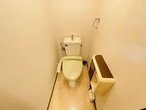ウォシュレットつきのトイレです。老若男女皆様に安心してご利用いただけますね☆トイレにもトイレ用洗剤とトイレ用ブラシをご用意しておりますので長期ご利用の場合の気になる汚れなどもお掃除して頂けます^^
