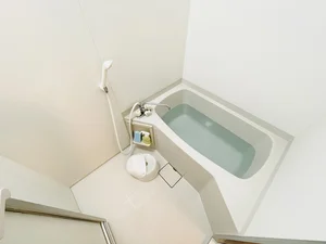 バストイレは別♪バスルームには風呂桶・風呂イス・風呂用洗剤・スポンジをご用意しておりますのでぜひご活用ください！