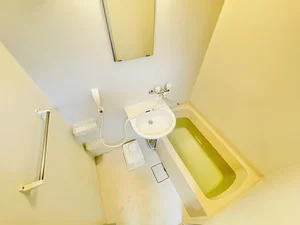 バストイレは別♪バスルームには風呂桶・風呂イス・風呂用洗剤・スポンジをご用意しておりますのでぜひご活用ください！