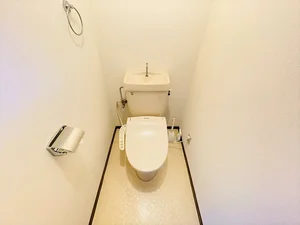 ウォシュレットつきのトイレです。老若男女皆様に安心してご利用いただけますね☆トイレにもトイレ用洗剤とトイレ用ブラシをご用意しておりますので長期ご利用の場合の気になる汚れなどもお掃除して頂けます＾＾