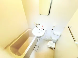 バストイレは別♪バスルームには風呂桶・風呂イス・風呂用洗剤・スポンジをご用意しておりますのでぜひご活用ください!