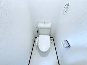 ウォシュレットつきのトイレです。老若男女皆様に安心してご利用いただけますね☆トイレにもトイレ用洗剤とトイレ用ブラシをご用意しておりますので長期ご利用の場合の気になる汚れなどもお掃除して頂けます^