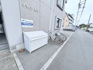 ゴミステーションは敷地内にあります。24時間捨てられます。