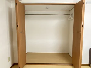 収納スペースも広く、長期滞在でも安心！！嬉しいポール付☆☆