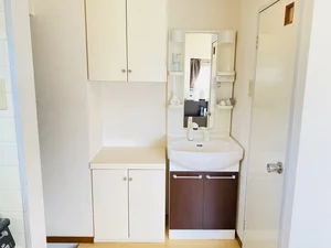 嬉しい独立洗面台付★☆忙しい朝でも余裕をもって身だしなみが整えることができます♪