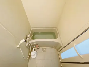 バストイレは別♪バスルームには風呂桶・風呂イス・風呂用洗剤・スポンジをご用意しておりますのでぜひご活用ください！