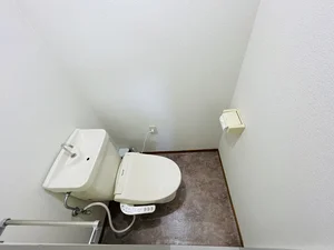 ウォシュレットつきのトイレです。老若男女皆様に安心してご利用いただけますね☆トイレにもトイレ用洗剤とトイレ用ブラシをご用意しておりますので長期ご利用の場合の気になる汚れなどもお掃除して頂けます＾＾