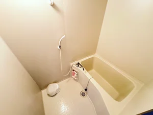 バストイレは別♪バスルームには風呂桶・風呂イス・風呂用洗剤・スポンジをご用意しておりますのでぜひご活用ください！