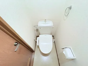 ウォシュレットつきのトイレです。老若男女皆様に安心してご利用いただけますね☆トイレにもトイレ用洗剤とトイレ用ブラシをご用意しておりますので長期ご利用の場合の気になる汚れなどもお掃除して頂けます＾＾