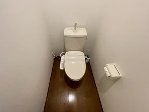 ウォシュレットつきのトイレです。老若男女皆様に安心してご利用いただけますね☆トイレにもトイレ用洗剤とトイレ用ブラシをご用意しておりますので長期ご利用の場合の気になる汚れなどもお掃除して頂けます＾＾