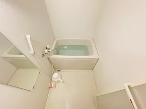 バストイレは別♪バスルームには風呂桶・風呂イス・風呂用洗剤・スポンジをご用意しておりますのでぜひご活用ください！