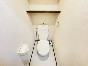 暖房便座つきのトイレです。老若男女皆様に安心してご利用いただけますね☆トイレにもトイレ用洗剤とトイレ用ブラシをご用意しておりますので長期ご利用の場合の気になる汚れなどもお掃除して頂けます＾＾ご入居の募集を行っておりますので、空室確認やお問い合わせはお問い合わせフォームからお待ちしております♪