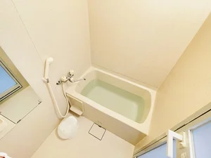 バストイレは別♪バスルームには風呂桶・風呂イス・風呂用洗剤・スポンジをご用意しておりますのでぜひご活用ください！