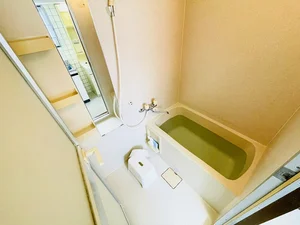 バストイレは別♪バスルームには風呂桶・風呂イス・風呂用洗剤・スポンジをご用意しておりますのでぜひご活用ください！