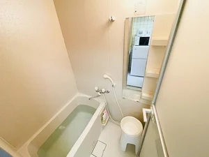 バストイレは別♪バスルームには風呂桶・風呂イス・風呂用洗剤・スポンジをご用意しておりますのでぜひご活用ください！