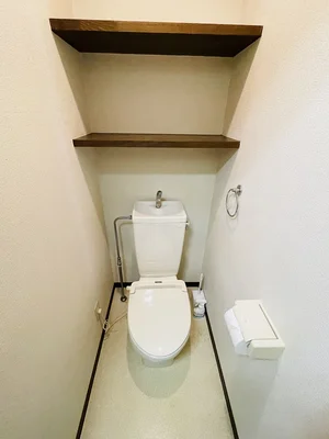 暖房便座つきのトイレです。老若男女皆様に安心してご利用いただけますね☆トイレにもトイレ用洗剤とトイレ用ブラシをご用意しておりますので長期ご利用の場合の気になる汚れなどもお掃除して頂けます＾＾ご入居の募集を行っておりますので、空室確認やお問い合わせはお問い合わせフォームからお待ちしております♪