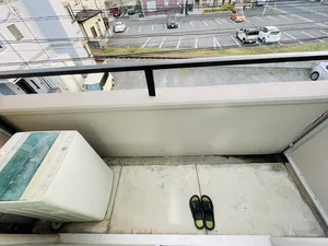 洗濯竿・スリッパ備え付☆入居中洗濯もできるので、コインランドリーに行かなくても大丈夫☆☆