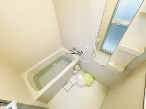 バストイレは別♪バスルームには風呂桶・風呂イス・風呂用洗剤・スポンジをご用意しておりますのでぜひご活用ください！