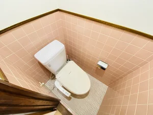 ウォシュレットつきのトイレです。老若男女皆様に安心してご利用いただけますね☆トイレにもトイレ用洗剤とトイレ用ブラシをご用意しておりますので長期ご利用の場合の気になる汚れなどもお掃除して頂けます＾＾