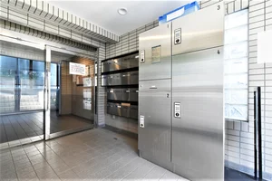 宅配BOXと郵便ポストもあり、郵便物など受け取りも可能です。但し。郵便ポストは不要な物が入らないようにテープをしておりますので、使う時だけ剥がして、退去される際には元の貼った状態へお戻しください。