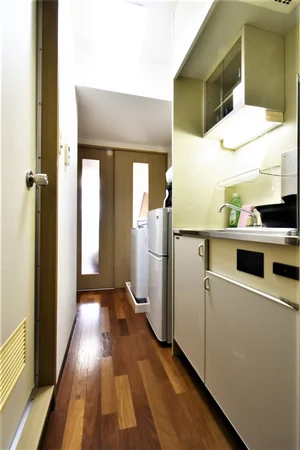 キッチンはIH！火事などの心配が少なくご利用頂け　フライパンから箸・コップなど幅広くキッチン道具や食器類が取り揃えております。手作り料理も可能です！