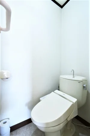 バストイレ別! トイレットペーパーはもちろん トイレブラシや洗剤などもあり! 清潔に保てます!