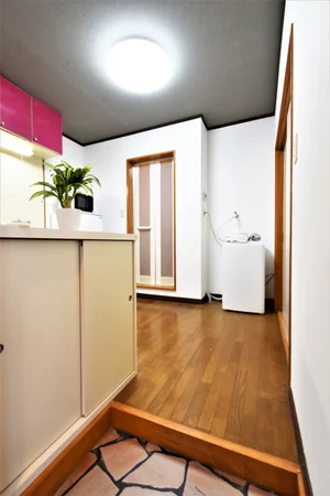 シューズボックス有の玄関です。靴など収納可能で長期の滞在にも便利!