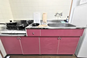 2口ガスコンロのキッチンです。 食器や調理器具も取り揃えてあり即日自炊が可能となっております!