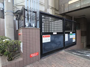 敷地内ゴミ捨て場。建物出てすぐ右側にあります。