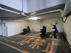 敷地内バイク置き場。管理会社様まで確認が必要のため、ご利用希望の場合は、弊社までお問い合わせをお願いいたします。