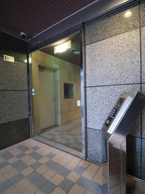 オートロック呼び出し口（開錠はドアの錠を開錠します）