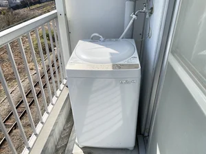 洗濯機は室外に設置しております♪入居後すぐにご利用が可能です(^^♪タオル1式分もご用意しております☆彡