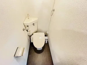 ウォシュレットつきのトイレです。老若男女皆様に安心してご利用いただけますね☆トイレにもトイレ用洗剤とトイレ用ブラシをご用意しておりますので長期ご利用の場合の気になる汚れなどもお掃除して頂けます＾＾