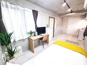 写真はお部屋のイメージです。ラグなどの室内装飾はございません。