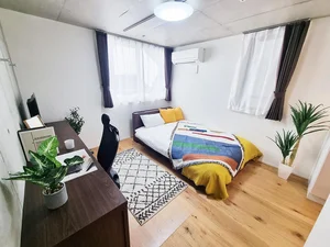 写真はお部屋のイメージです。ラグなどの室内装飾はございません。