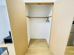 収納スペースも広く、長期滞在でも安心！！嬉しいポール付☆☆