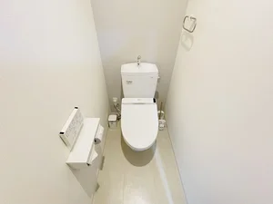 ウォシュレットつきのトイレです。老若男女皆様に安心してご利用いただけますね☆トイレにもトイレ用洗剤とトイレ用ブラシをご用意しておりますので長期ご利用の場合の気になる汚れなどもお掃除して頂けます＾＾