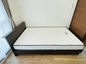 ベッドはセミダブルをご用意しています。