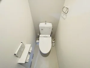 ウォシュレットつきのトイレです。老若男女皆様に安心してご利用いただけますね☆トイレにもトイレ用洗剤とトイレ用ブラシをご用意しておりますので長期ご利用の場合の気になる汚れなどもお掃除して頂けます＾＾