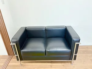 ソファも備え付♪ゆっくりとくつろぐことができます。