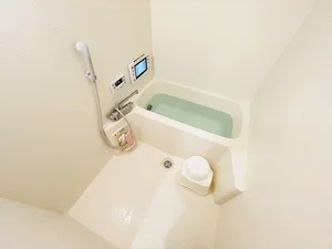 バストイレは別♪バスルームには風呂桶・風呂イス・風呂用洗剤・スポンジをご用意しておりますのでぜひご活用ください！