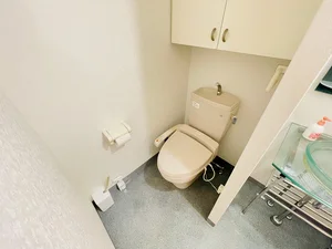 ウォシュレットつきのトイレです。老若男女皆様に安心してご利用いただけますね☆トイレにもトイレ用洗剤とトイレ用ブラシをご用意しておりますので長期ご利用の場合の気になる汚れなどもお掃除して頂けます＾＾