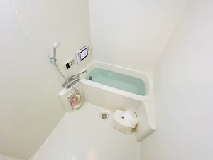 バストイレは別♪バスルームには風呂桶・風呂イス・風呂用洗剤・スポンジをご用意しておりますのでぜひご活用ください！