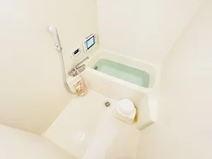 バストイレは別♪バスルームには風呂桶・風呂イス・風呂用洗剤・スポンジをご用意しておりますのでぜひご活用ください！