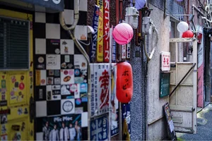 汁無麺専門店 赤秋まで徒歩4分